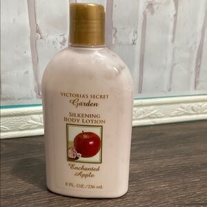 Victoria’s Secret Garden VTG Enchanted Apple Silkening Body Lotion 8 oz
